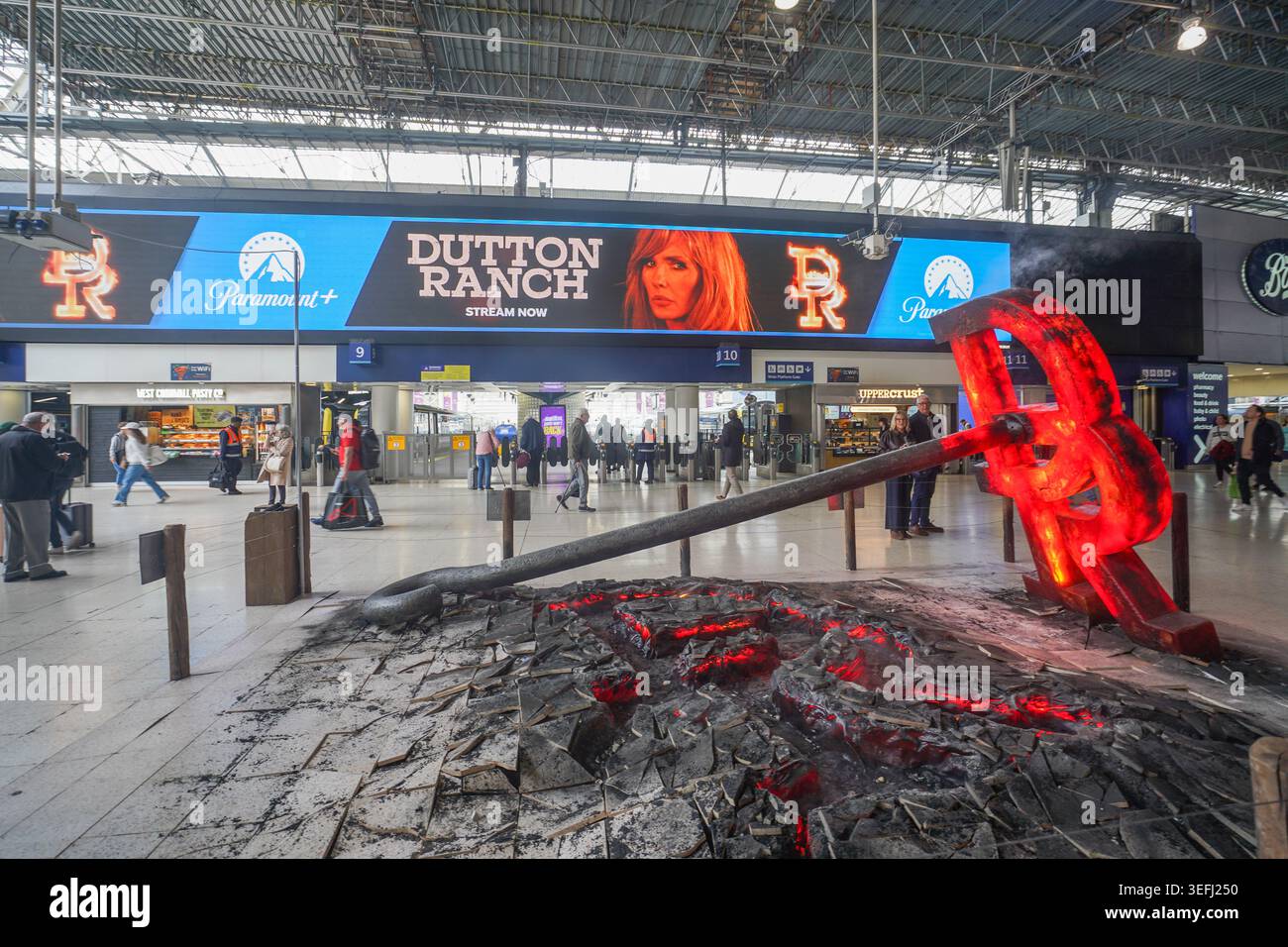 15 mai 2026 Paramount plus fait la promotion du ranch Dutton à Waterloo Station avec du fer de marque et une installation de plancher fissuré Banque D'Images