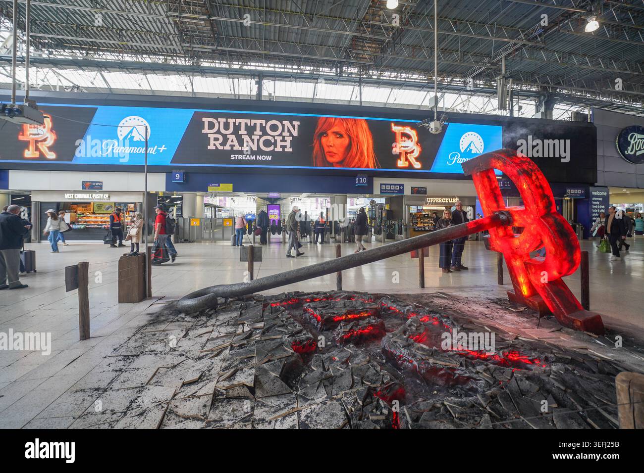15 mai 2026 Paramount plus fait la promotion du ranch Dutton à Waterloo Station avec du fer de marque et une installation de plancher fissuré Banque D'Images