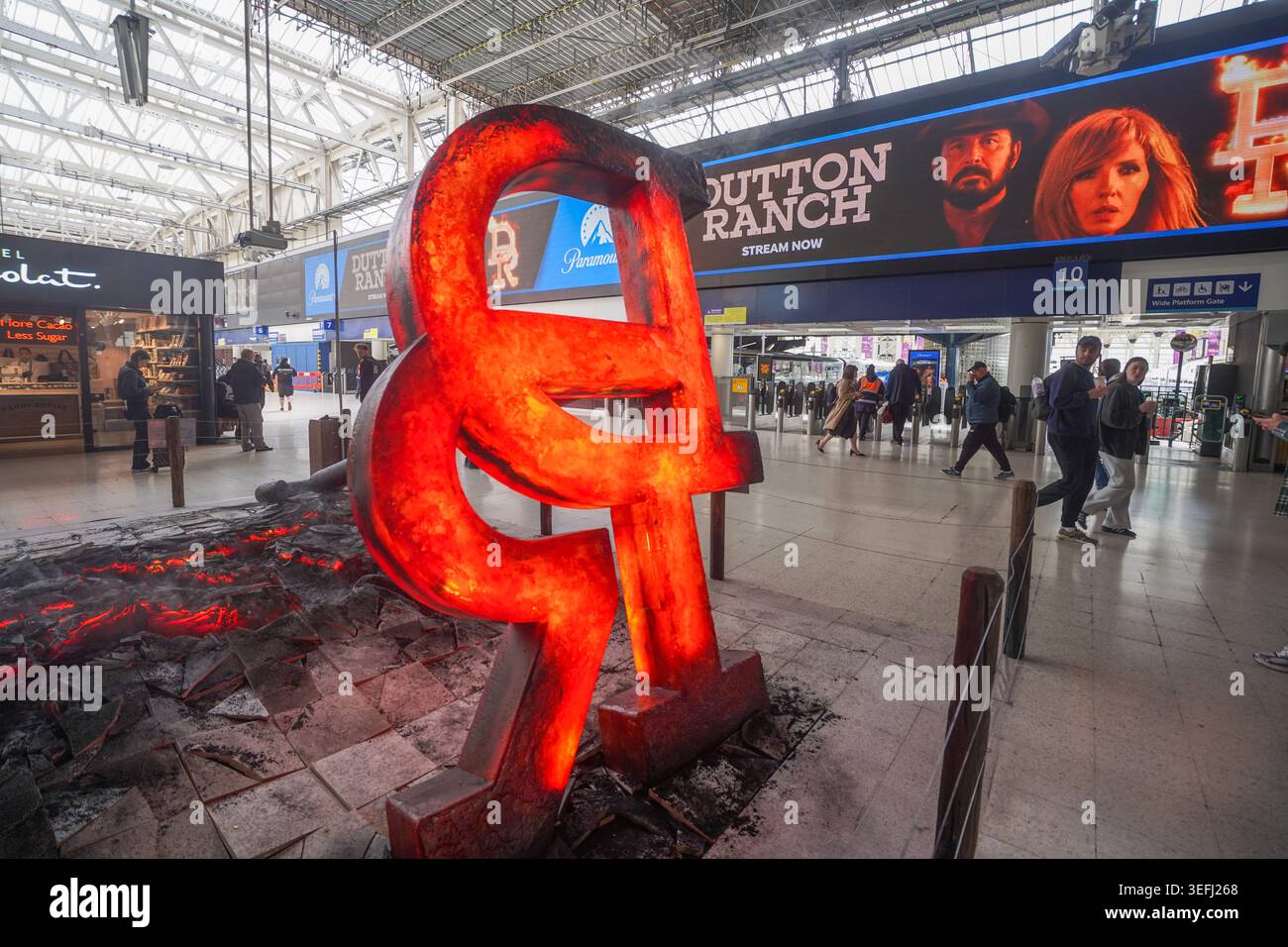 15 mai 2026 Paramount plus fait la promotion du ranch Dutton à Waterloo Station avec du fer de marque et une installation de plancher fissuré Banque D'Images