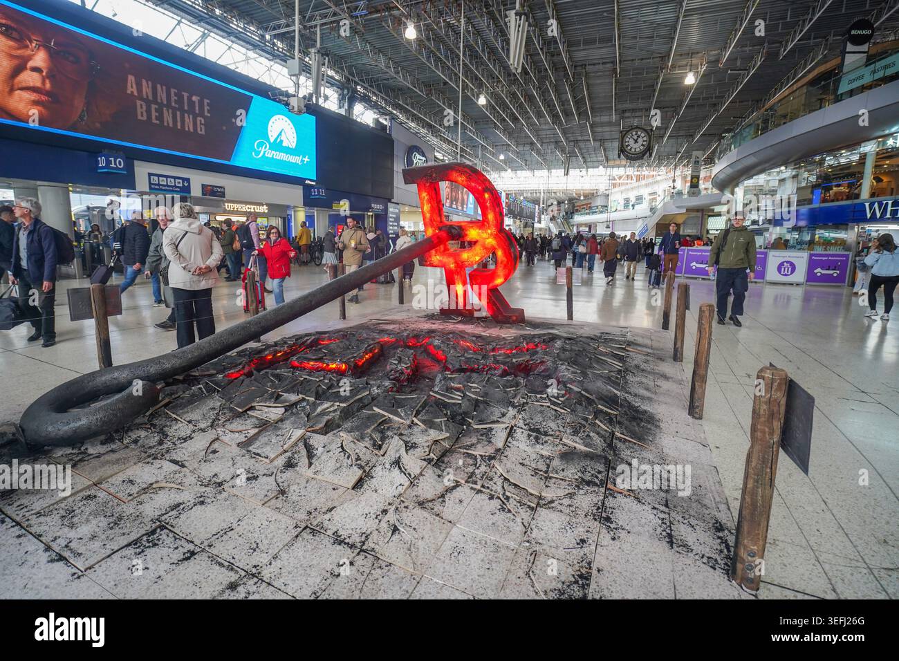 15 mai 2026 Paramount plus fait la promotion du ranch Dutton à Waterloo Station avec du fer de marque et une installation de plancher fissuré Banque D'Images