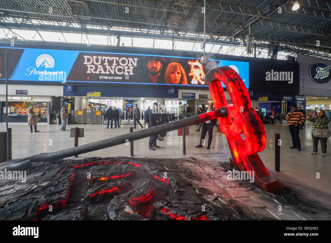 15 mai 2026 Paramount plus fait la promotion du ranch Dutton à Waterloo Station avec du fer de marque et une installation de plancher fissuré Banque D'Images