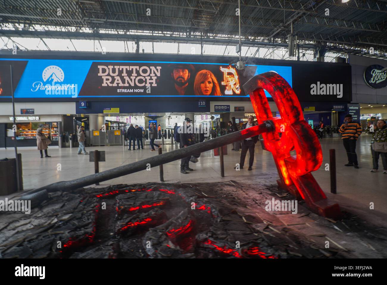 15 mai 2026 Paramount plus fait la promotion du ranch Dutton à Waterloo Station avec du fer de marque et une installation de plancher fissuré Banque D'Images