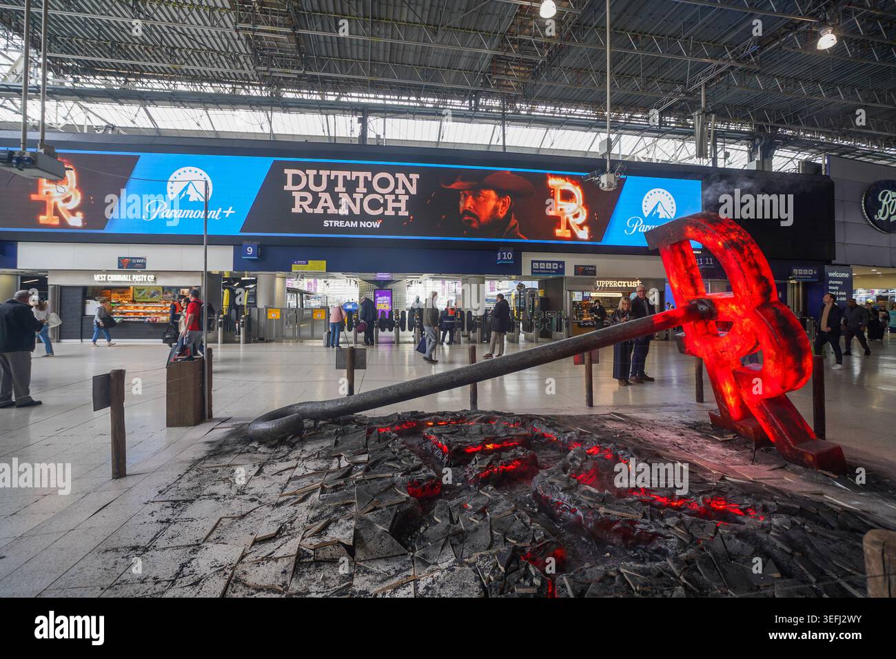15 mai 2026 Paramount plus fait la promotion du ranch Dutton à Waterloo Station avec du fer de marque et une installation de plancher fissuré Banque D'Images