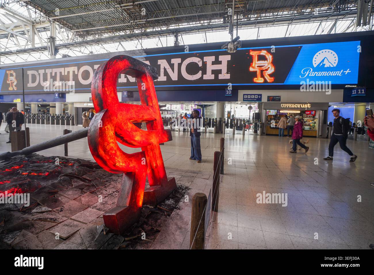15 mai 2026 Paramount plus fait la promotion du ranch Dutton à Waterloo Station avec du fer de marque et une installation de plancher fissuré Banque D'Images