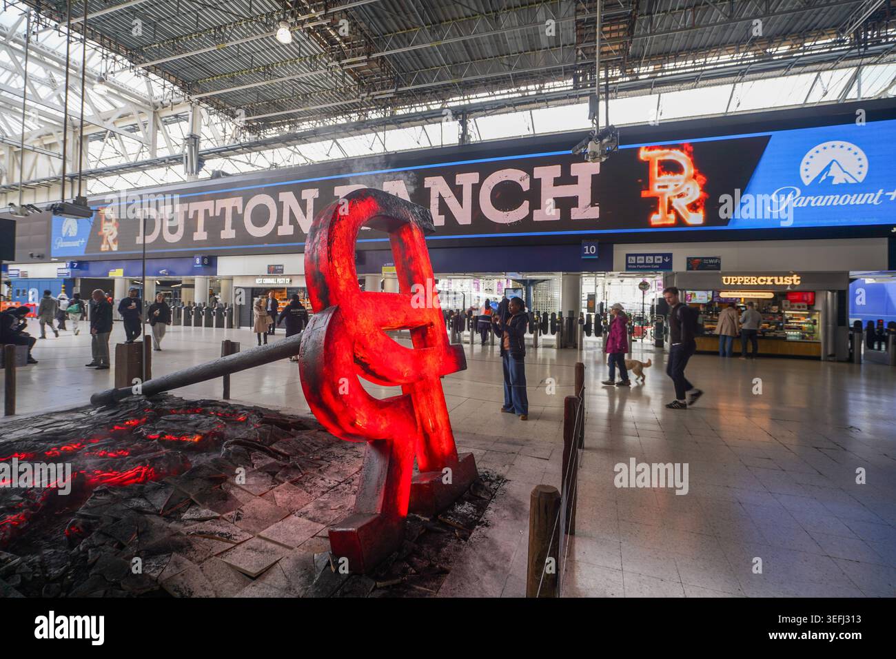 15 mai 2026 Paramount plus fait la promotion du ranch Dutton à Waterloo Station avec du fer de marque et une installation de plancher fissuré Banque D'Images