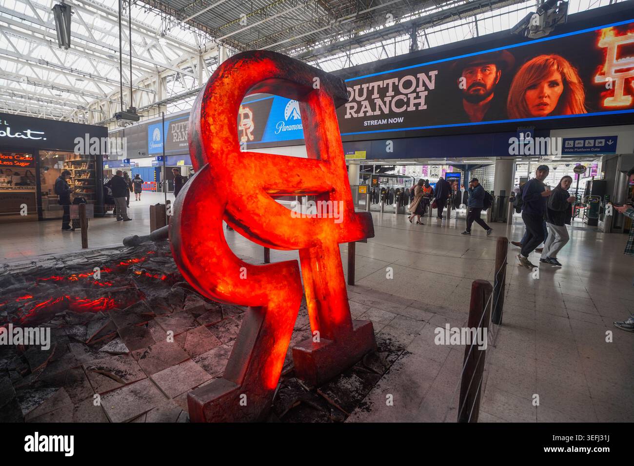 15 mai 2026 Paramount plus fait la promotion du ranch Dutton à Waterloo Station avec du fer de marque et une installation de plancher fissuré Banque D'Images
