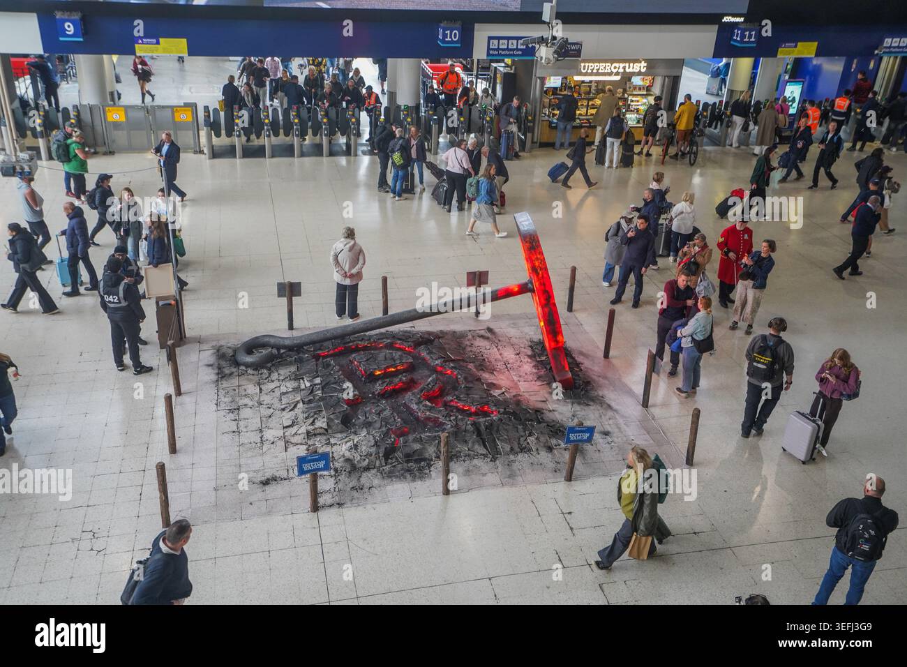 15 mai 2026 Paramount plus fait la promotion du ranch Dutton à Waterloo Station avec du fer de marque et une installation de plancher fissuré Banque D'Images