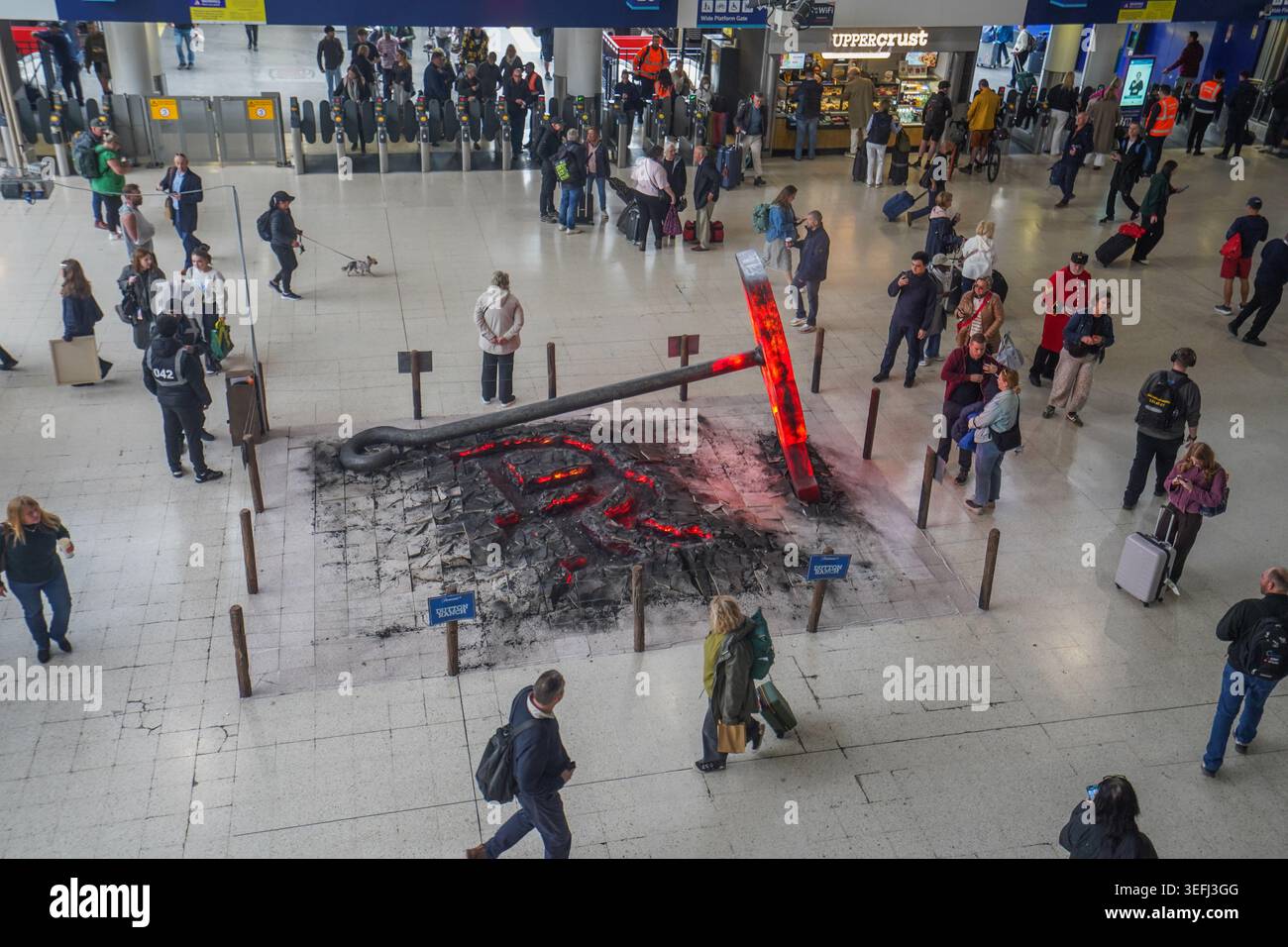 15 mai 2026 Paramount plus fait la promotion du ranch Dutton à Waterloo Station avec du fer de marque et une installation de plancher fissuré Banque D'Images
