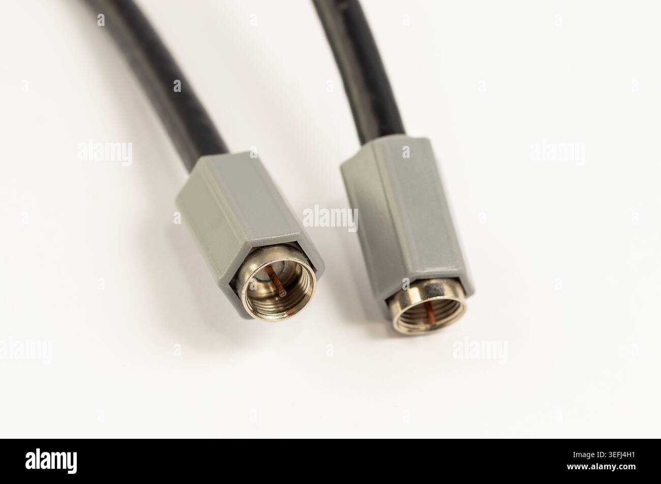 Câble coaxial utilisé pour connecter un routeur, un modem ou un équipement de télévision. Accessoire réseau essentiel pour une connexion Internet, une connexion haut débit et un signal stables Banque D'Images