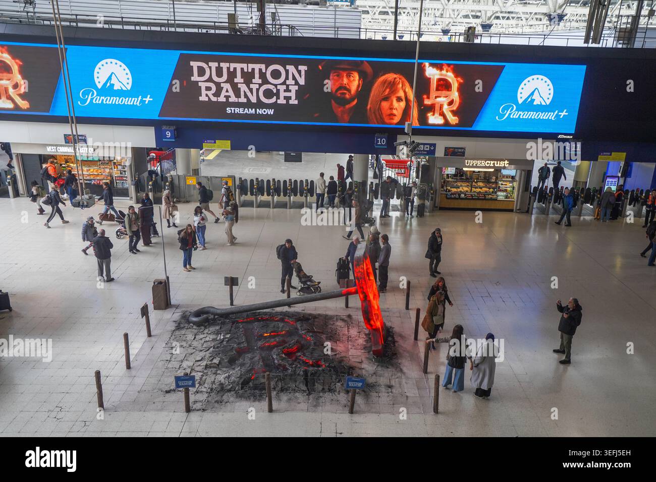 15 mai 2026 Paramount plus fait la promotion du ranch Dutton à Waterloo Station avec du fer de marque et une installation de plancher fissuré Banque D'Images