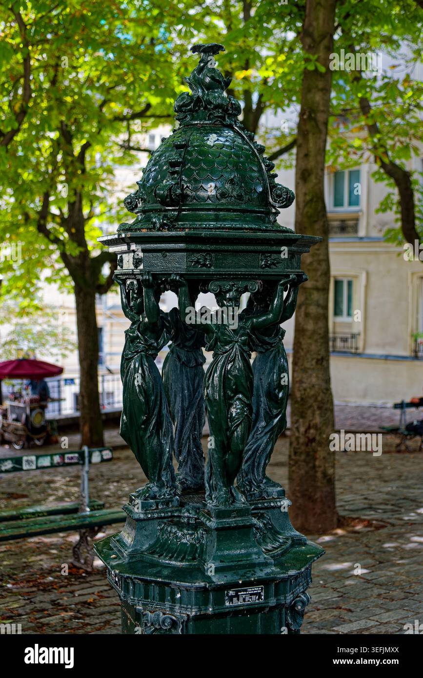 Paris, France. 20 août 2019 : vue rapprochée d'une fontaine verte Wallace dans le quartier de Montmartre à Paris. Banque D'Images