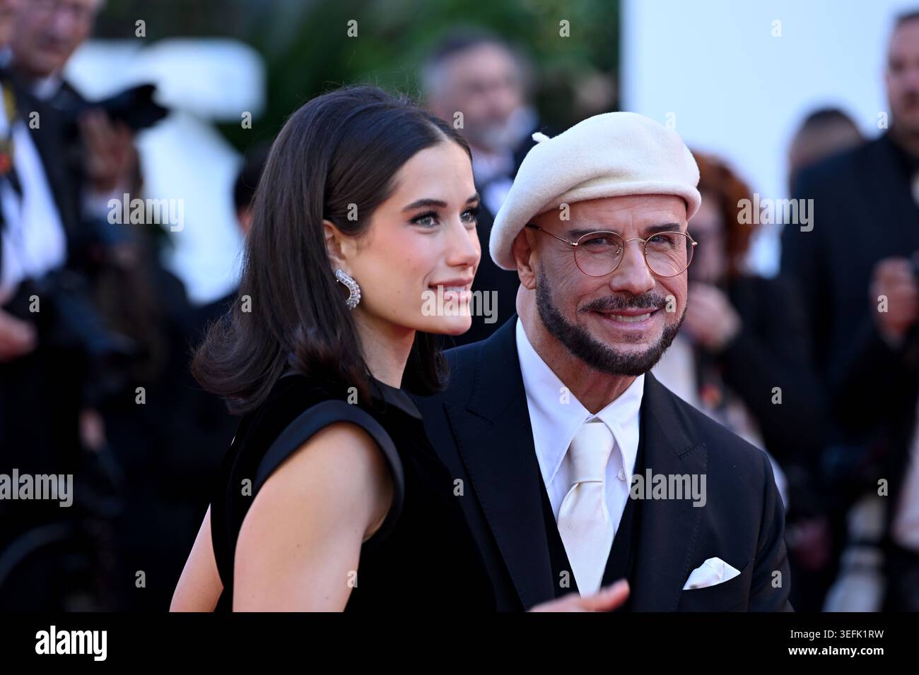 John Travolta et Ella Bleu Travolta assistent à la première de Karma au 79e Festival de Cannes, en France. Date de la photo : vendredi 15 mai 2026. Banque D'Images