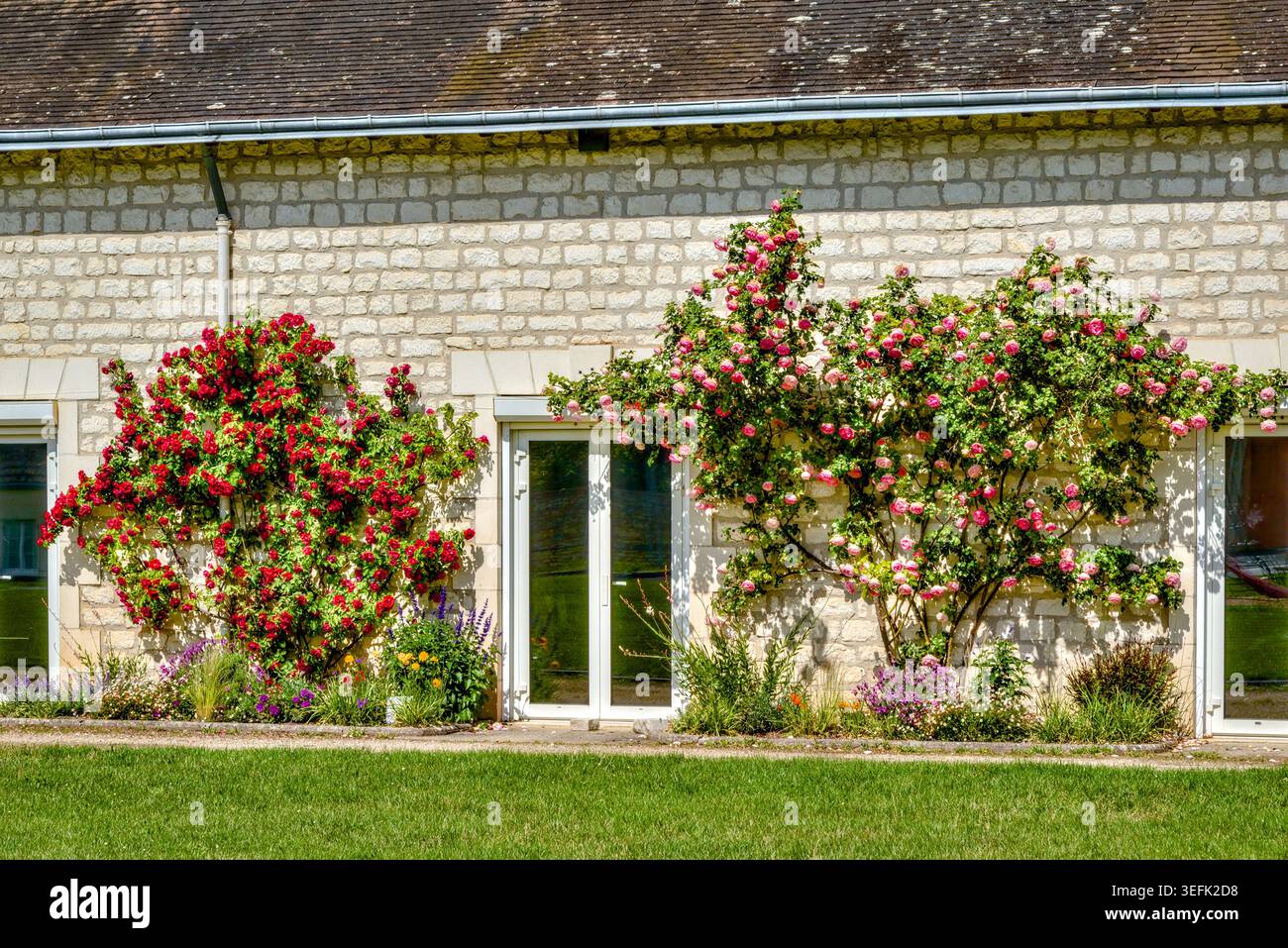 Extérieur du centre communautaire local face à la zone de loisirs du champ de Foire - Martizay, Indre (36), France. Banque D'Images
