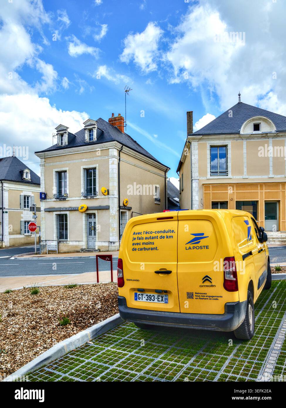 Fourgonnette de livraison du bureau de poste de la poste dans le parking en face du bureau de poste local - Martizay, Indre (36), France. Banque D'Images