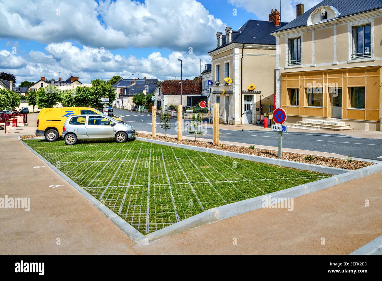 Nouveau revêtement TTE 'gazon grid' de l'aire de stationnement rénovée dans le centre-ville - Martizay, Indre (36), France. Banque D'Images