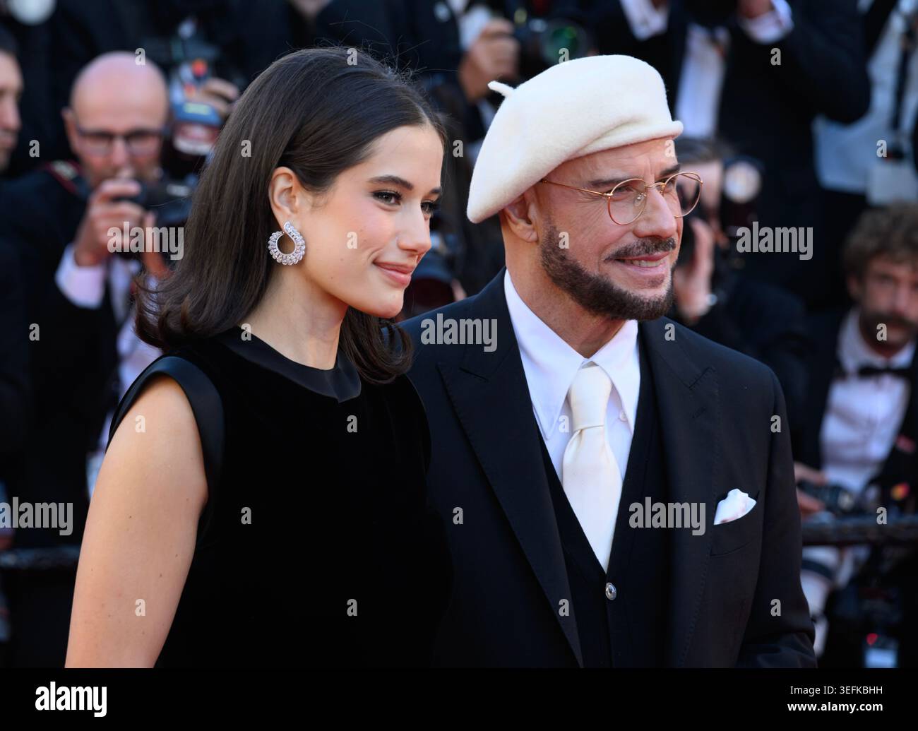 Cannes, France. 15 mai 2026. Ella Bleu Travolta et John Travolta présents à la première Karma au 79ème Festival de Cannes. Crédit : Doug Peters/EMPICS/Alamy Live News Banque D'Images