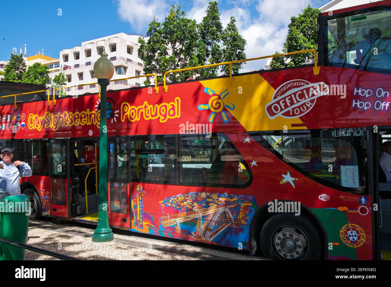 Funchal Madère 9 mai 2026 Un bus touristique à impériale rouge « Hop on Hop Off » est arrêté dans une rue de Funchal Banque D'Images