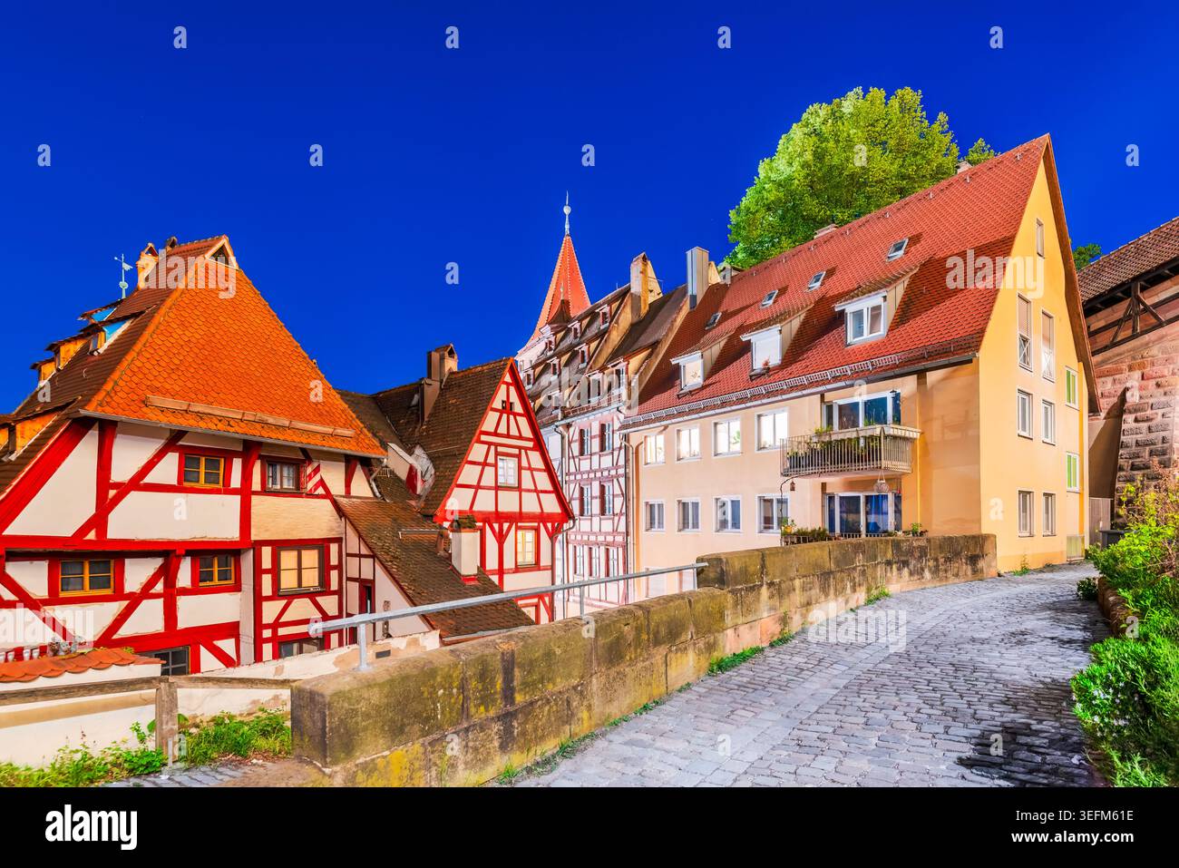 Vue de nuit des maisons historiques à colombages sur la rue Am Olberg dans la vieille ville de Nuremberg, Allemagne. Banque D'Images