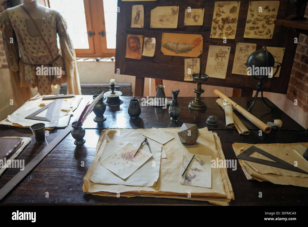 Il s'agit d'un espace de travail reconstruit représentant l'atelier de Léonard de Vinci au Château du Clos Lucé Banque D'Images
