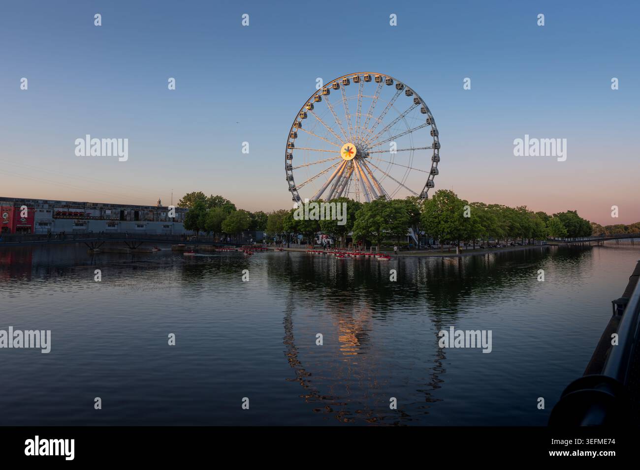 Grande roue de Montréal au Vieux Port de Montréal au coucher du soleil - Québec, Canada Banque D'Images