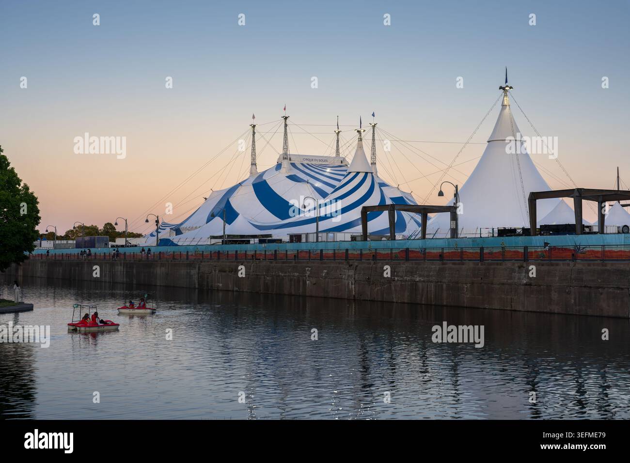 Tente du Cirque du Soleil au Vieux-Port de Montréal (Vieux-Port) - Québec, Canada Banque D'Images