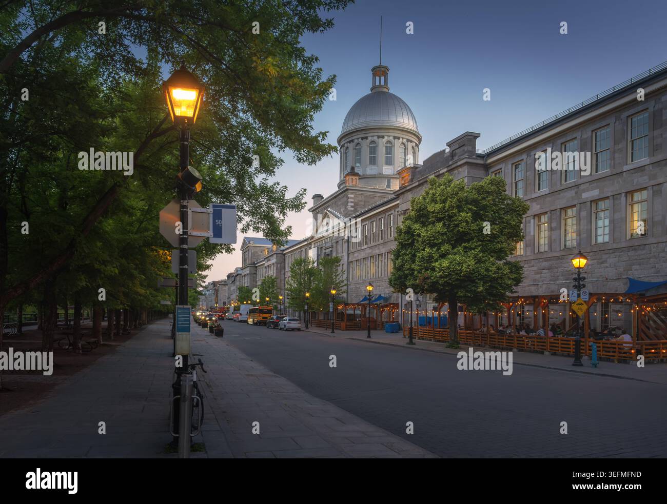 Charmante rue Saint-Paul et marché Bonsecours au coucher du soleil - Montréal, Québec, Canada Banque D'Images