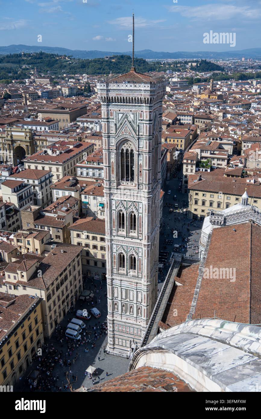 Large vue panoramique sur les toits de Florence et les collines sous un ciel nuageux spectaculaire en Toscane, Italie. Banque D'Images
