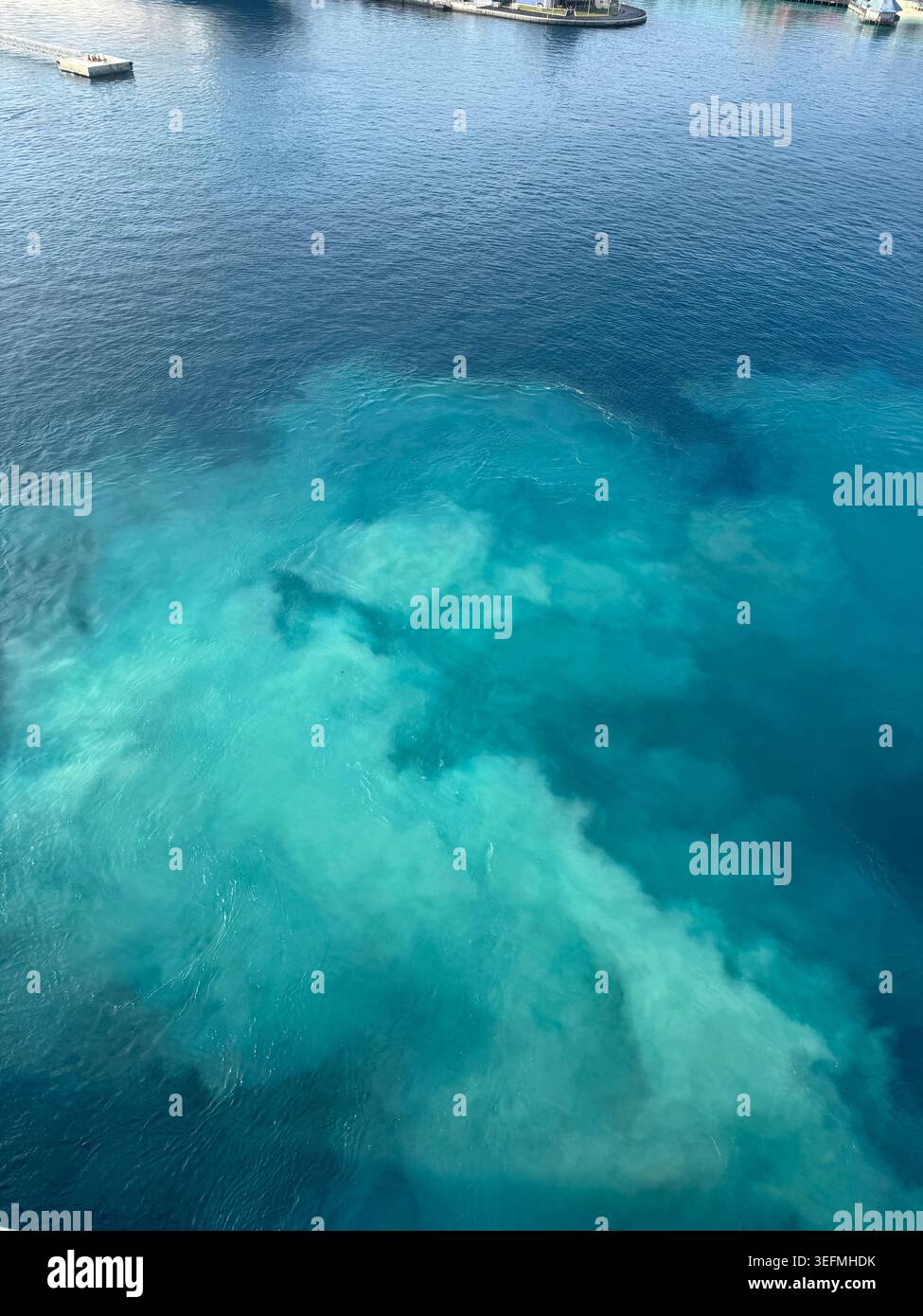 Gros plan en grand angle d'eaux turquoise et bleu profond tourbillonnant près de la côte de Nassau, aux Bahamas. - Image de stock capturée avec un smartphone