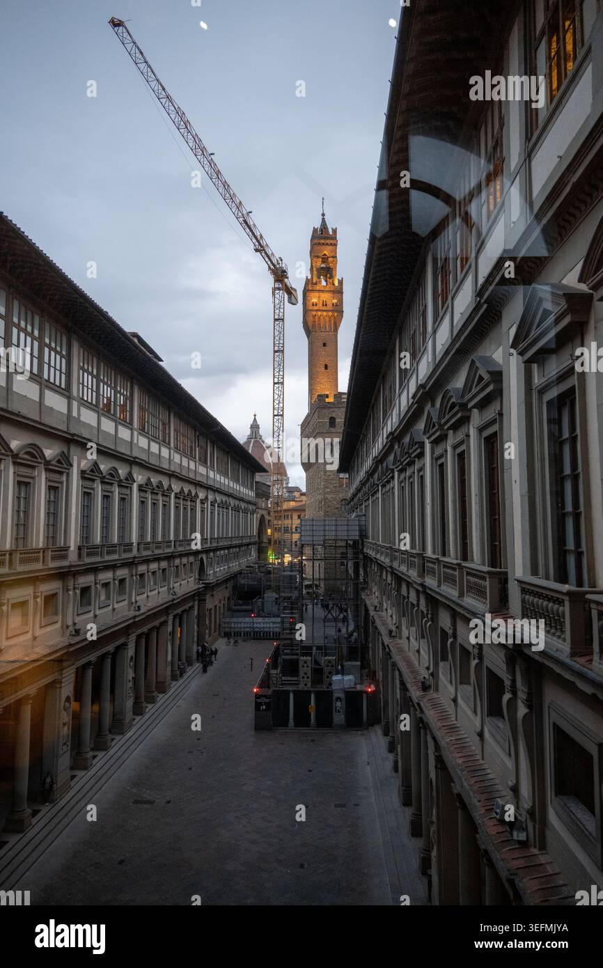 Florence, Italie - 17 septembre 24 : vue en perspective sur la cour de la Galerie des Offices vers la tour Palazzo Vecchio à Florence, Toscane, Italie. Banque D'Images