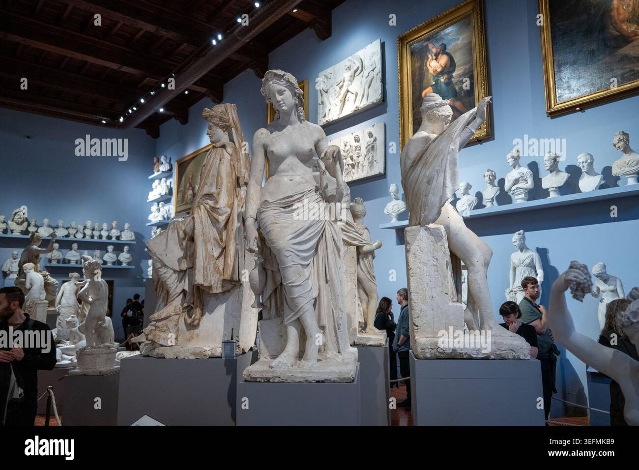 Florence, Italie - 17 septembre 24 : vue panoramique d’une galerie de sculptures avec moulages en plâtre, reliefs muraux et visiteurs à la Galleria dell’Accademia à Florenc Banque D'Images