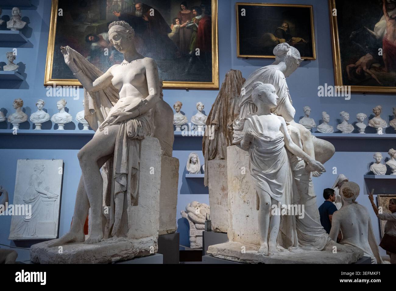 Florence, Italie - 17 Sep 24 : statues en plâtre debout exposées dans une salle de galerie avec peintures et reliefs à la Galleria dell’Accademia, Florence, Banque D'Images