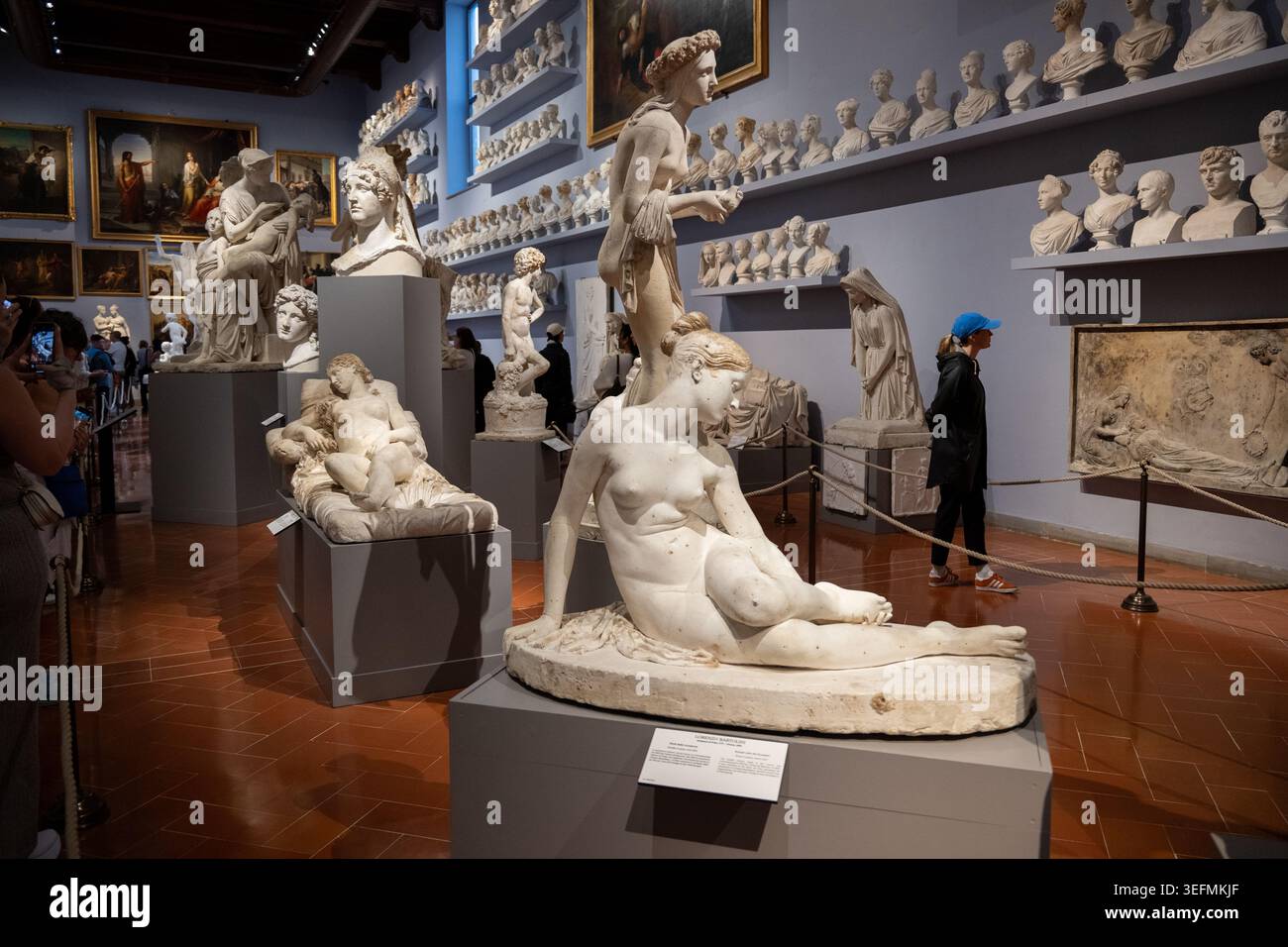 Florence, Italie - 17 septembre 24 : vue large d'une galerie de musée avec figurine en plâtre inclinable et étagères de buste de portrait à la Galleria dell'Accademia à flore Banque D'Images