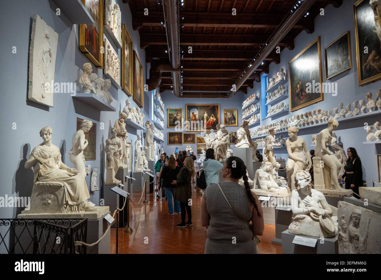 Florence, Italie - 17 septembre 24 : vue intérieure large d'une galerie de sculptures remplie de moulages en plâtre et de visiteurs à la Galleria dell'Accademia di Firenz Banque D'Images
