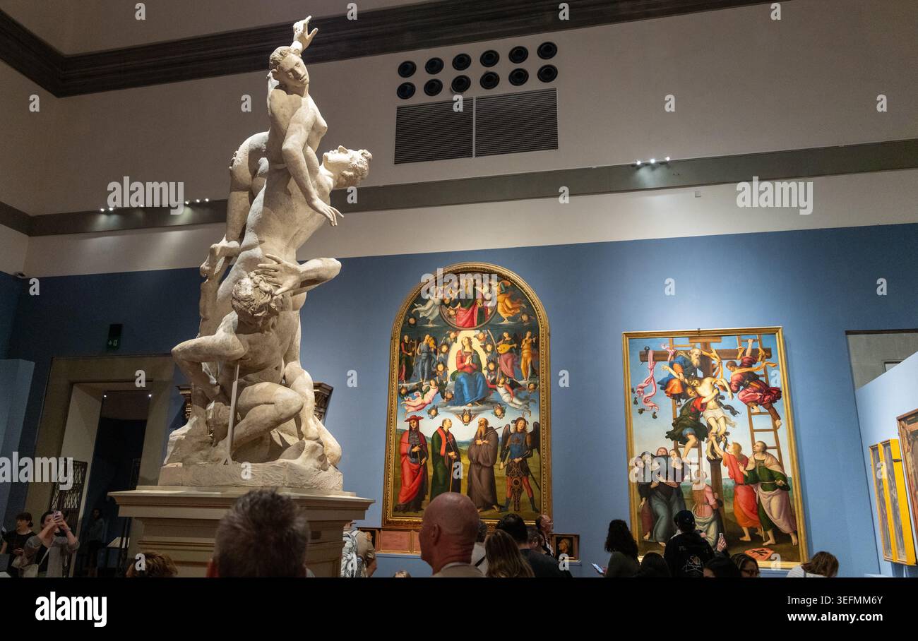 Florence, Italie - 17 septembre 24 : vue intérieure d'une galerie de musée avec des sculptures monumentales, des peintures de la Renaissance et des visiteurs à la Galleria dell'ACC Banque D'Images