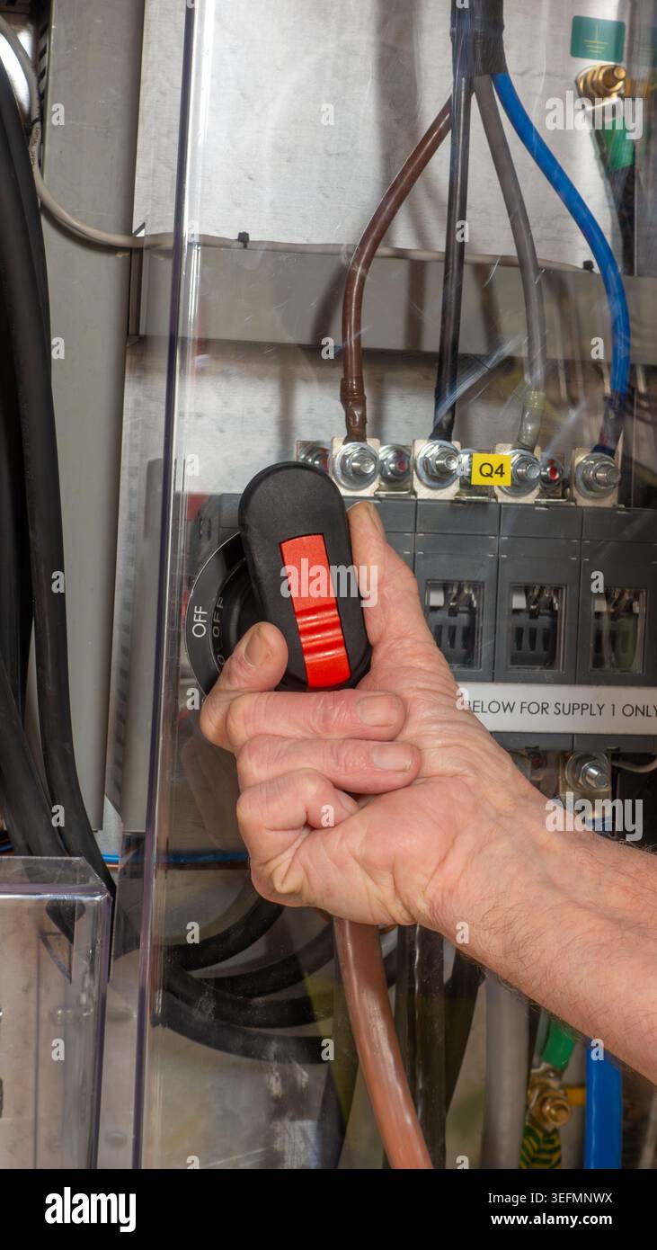 Ingénieur spécialisé dans la production d'énergie isolant les disjoncteurs électriques sur un commutateur de transfert automatique. Service d'entretien planifié pour la sécurité de vie Banque D'Images