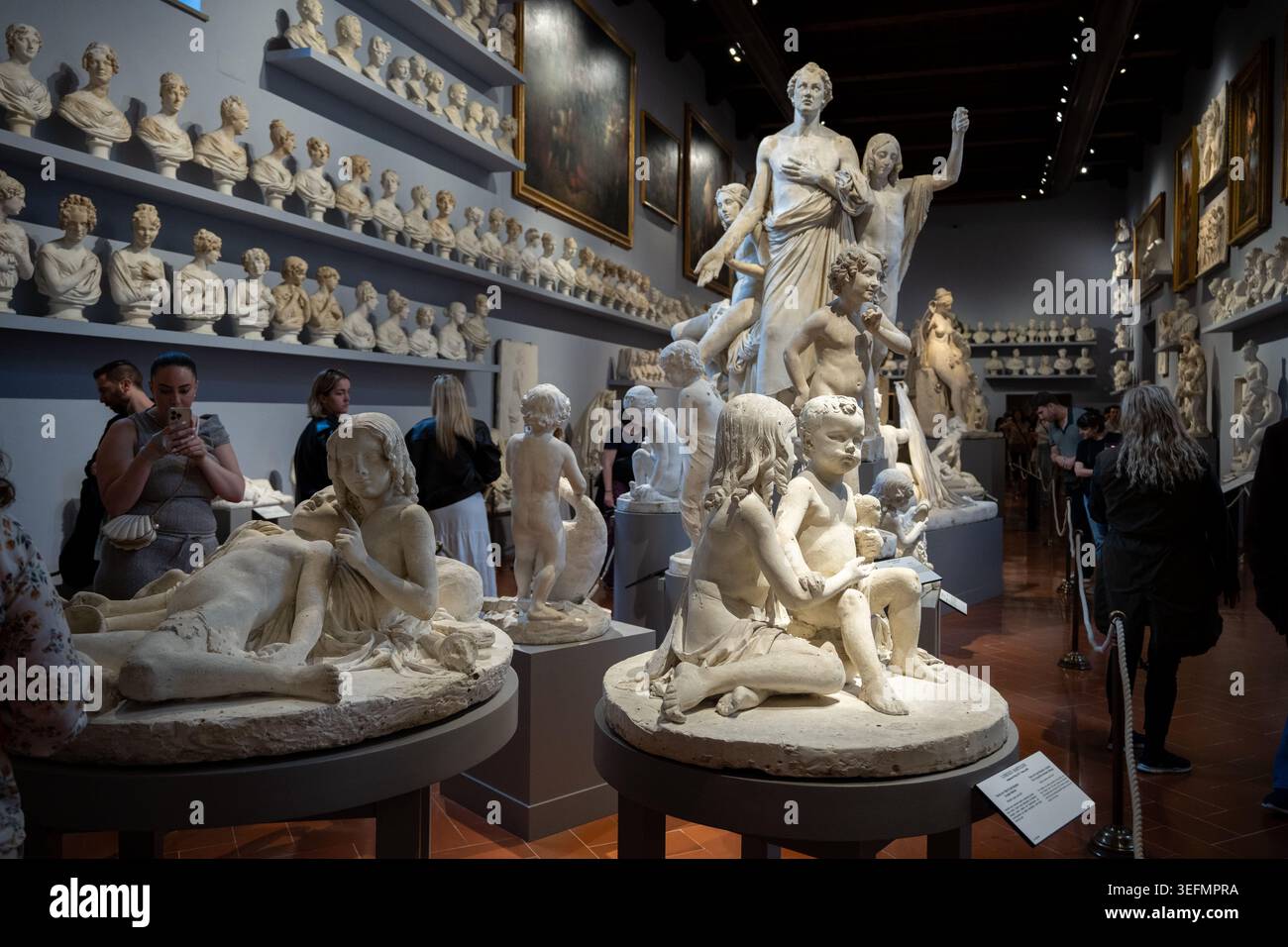 Florence, Italie - 17 septembre 24 : les visiteurs explorent une longue galerie de plâtre à l'intérieur de la Galleria dell'Accademia, Florence, Toscane, Italie. Banque D'Images