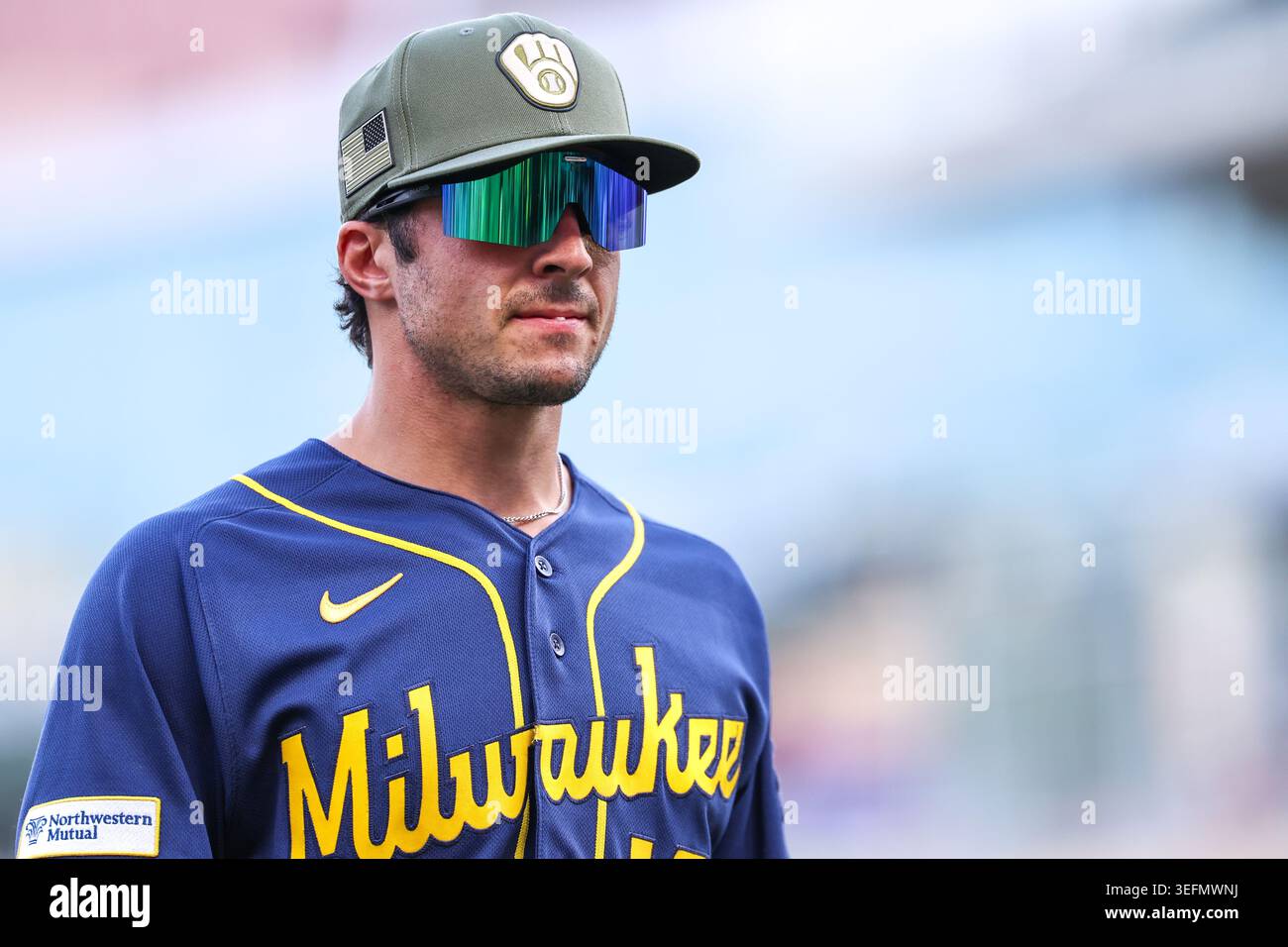Minneapolis, Minnesota, États-Unis. 15 mai 2026. Sal Frelick (10 ans), le joueur de terrain de gauche des Milwaukee Brewers, suit la première manche d'un match de baseball de la MLB entre les Milwaukee Brewers et les Twins du Minnesota au Target Field à Minneapolis, Minnesota. Steven Garcia/CSM/Alamy Live News Banque D'Images