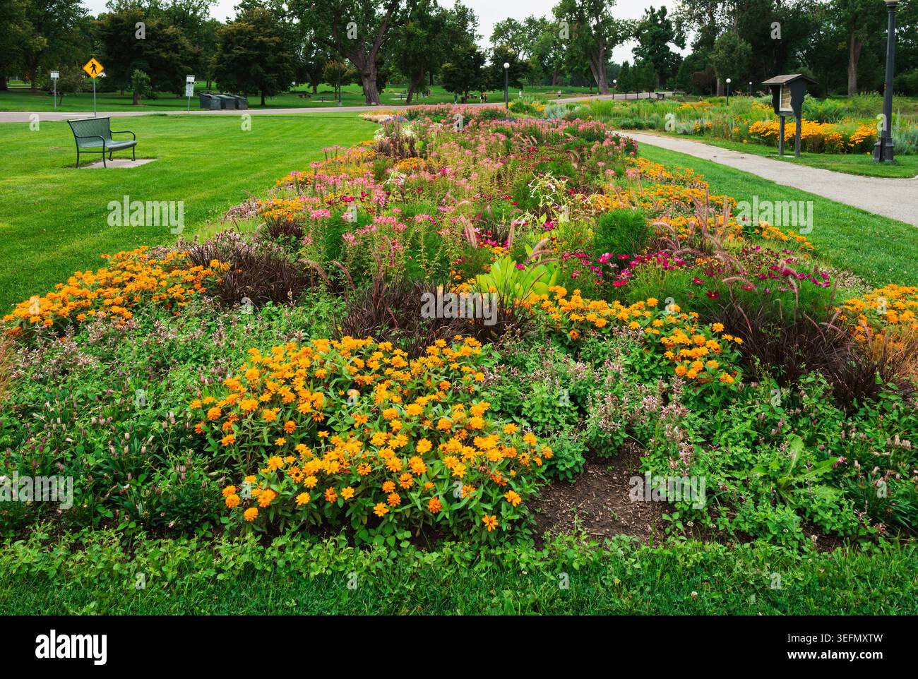 Un grand lit de jardin au Washington Park à Denver, Colorado, rempli d'une variété de plantes et de fleurs colorées conçues pour attirer les pollinisateurs. Banque D'Images