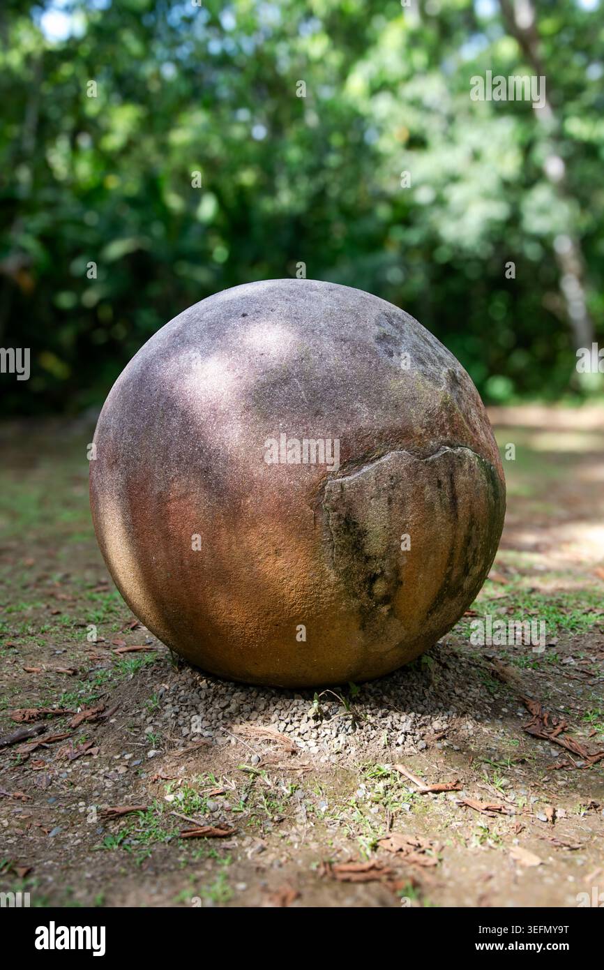 Une sphère de pierre précolombienne de Diquis est exposée dans son emplacement d'origine au site archéologique Finca 6 au Musée national de Costa Banque D'Images