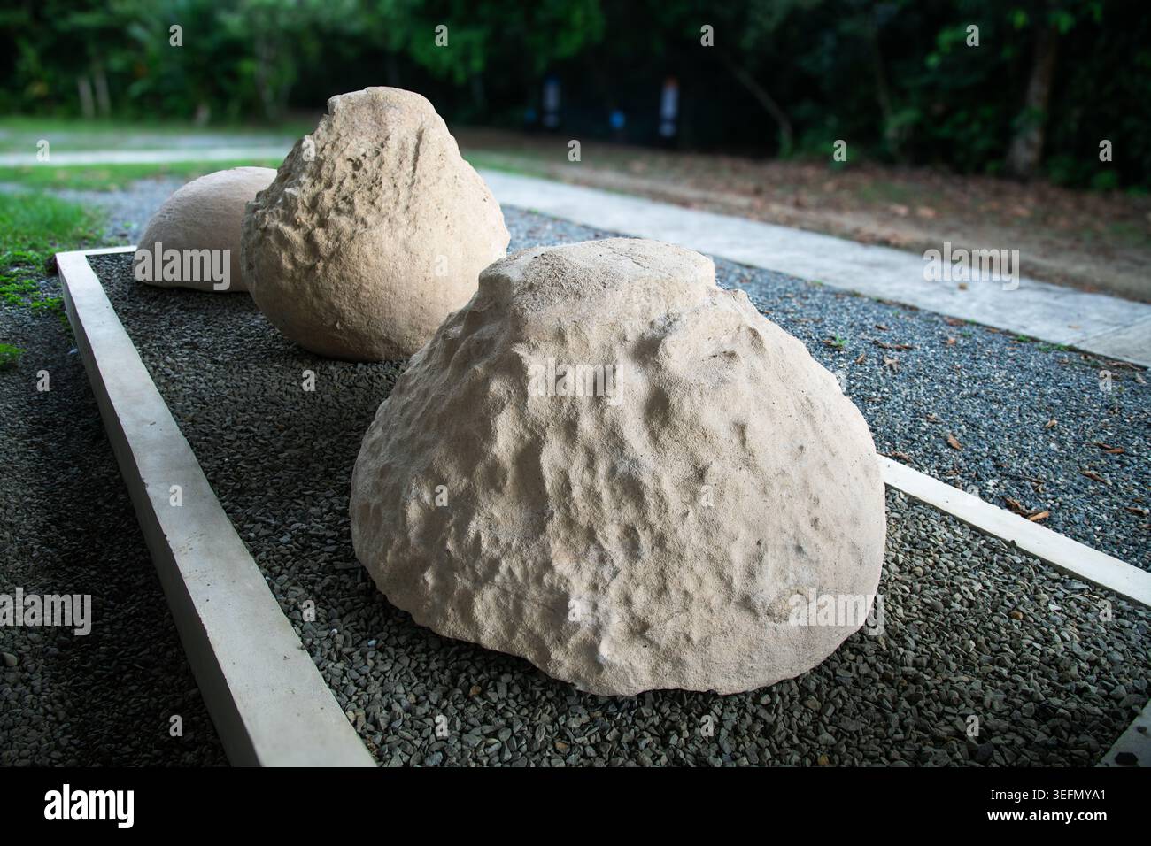 Les sphères de pierre précolombiennes de Diquis sont exposées au site archéologique Finca 6 au Musée national du Costa Rica. Banque D'Images