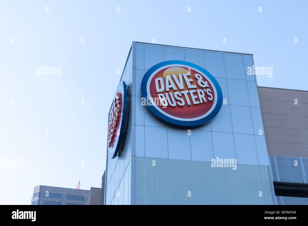 Gros plan sur le logo d'un restaurant et complexe de divertissement Dave and Busters à la Nouvelle-Orléans, Louisiane, États-Unis. Banque D'Images