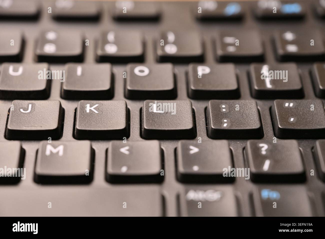 Clavier d'ordinateur noir Macro Shot mettant en surbrillance la touche l avec vue de dessus inclinée et arrière-plans légèrement flous Banque D'Images