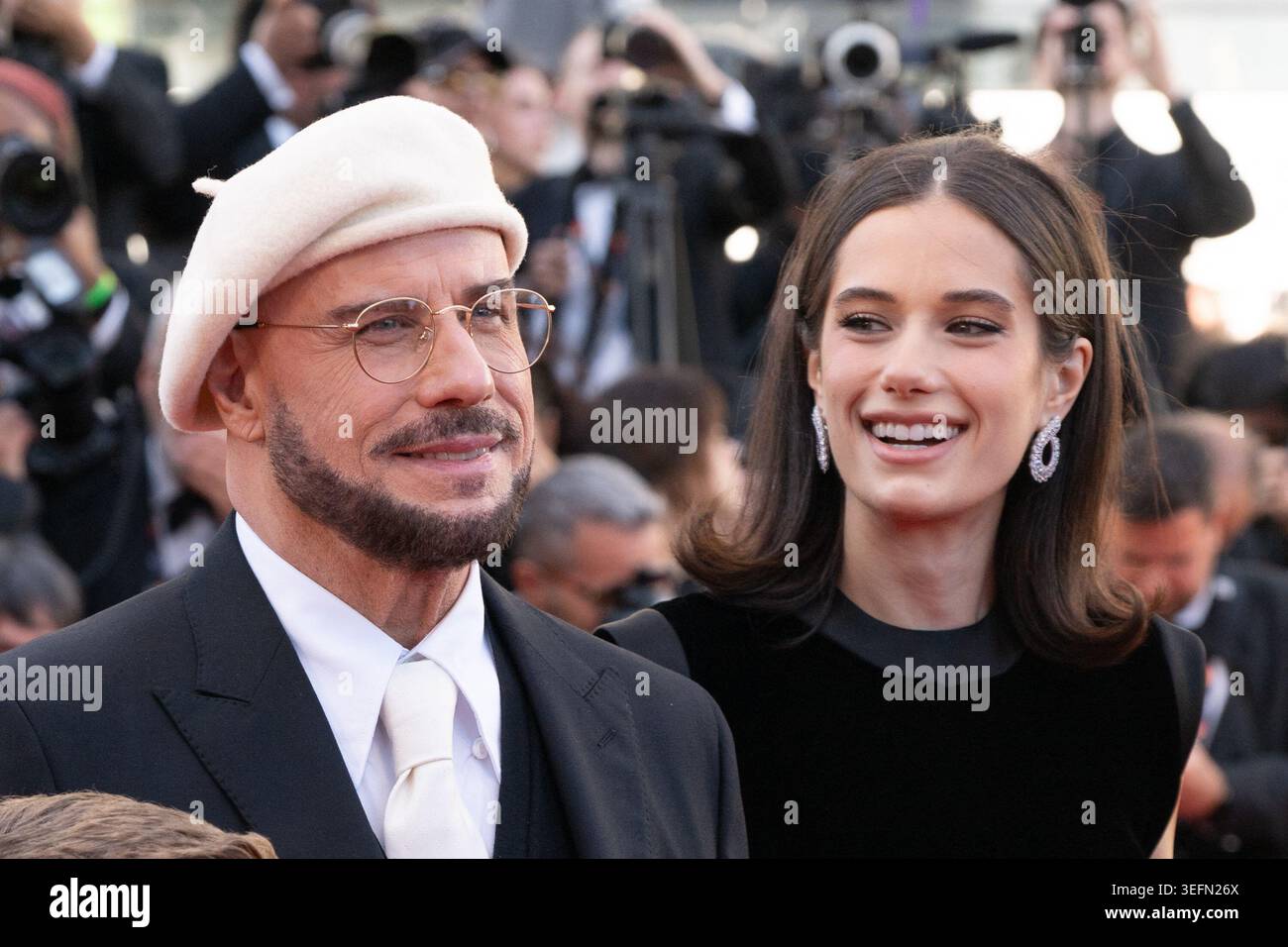 John Travolta et Ella Bleu Travolta présents à la projection tapis rouge de Karma lors du 79ème Festival de Cannes le 15 mai 2026. Photo de Laurent Zabulon/ABACAPRESS.COM crédit : Abaca Press/Alamy Live News Banque D'Images