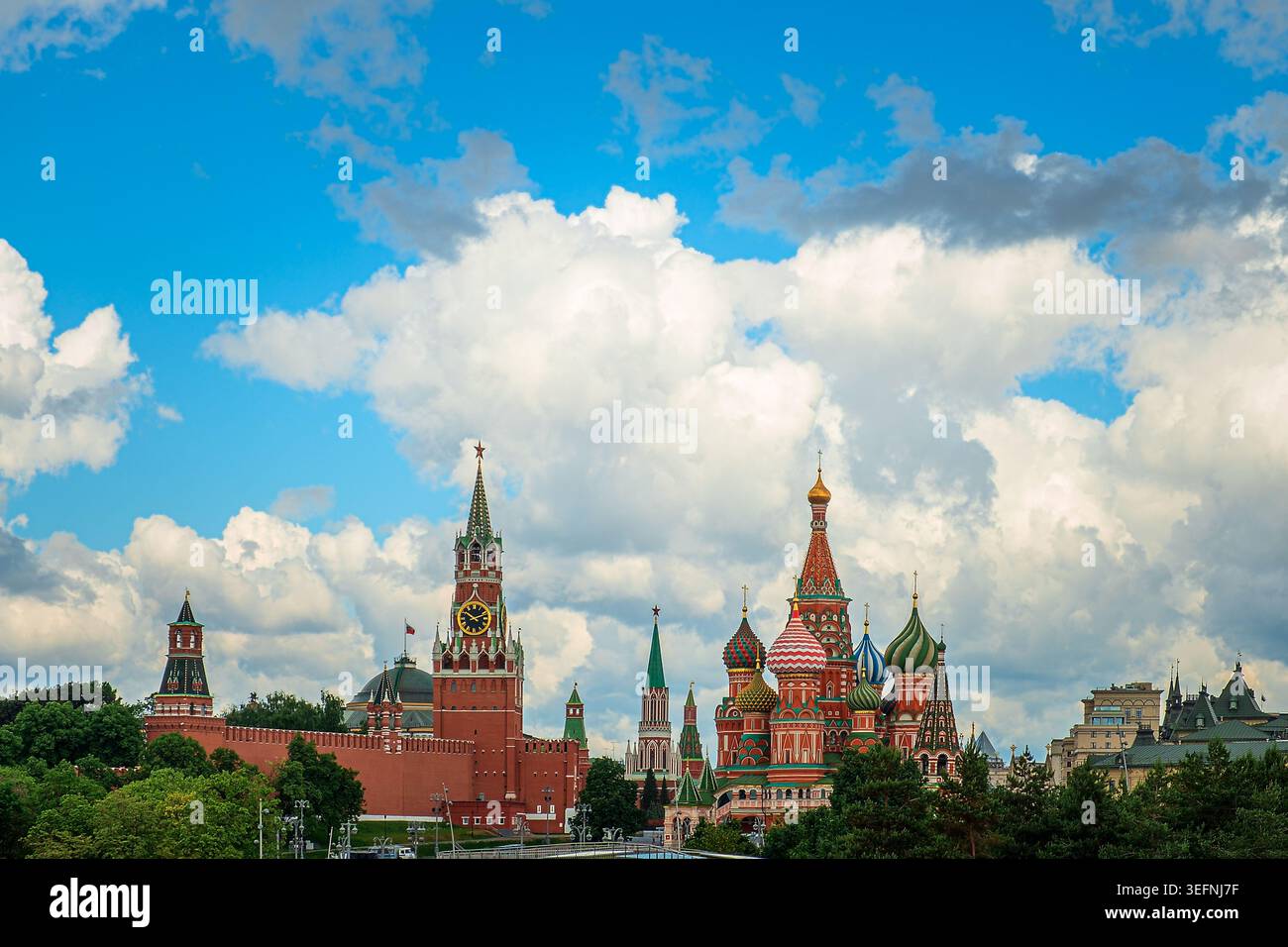 La cathédrale de Basil et les murs et la tour du Kremlin sur la place Rouge. Moscou, Russie. Banque D'Images