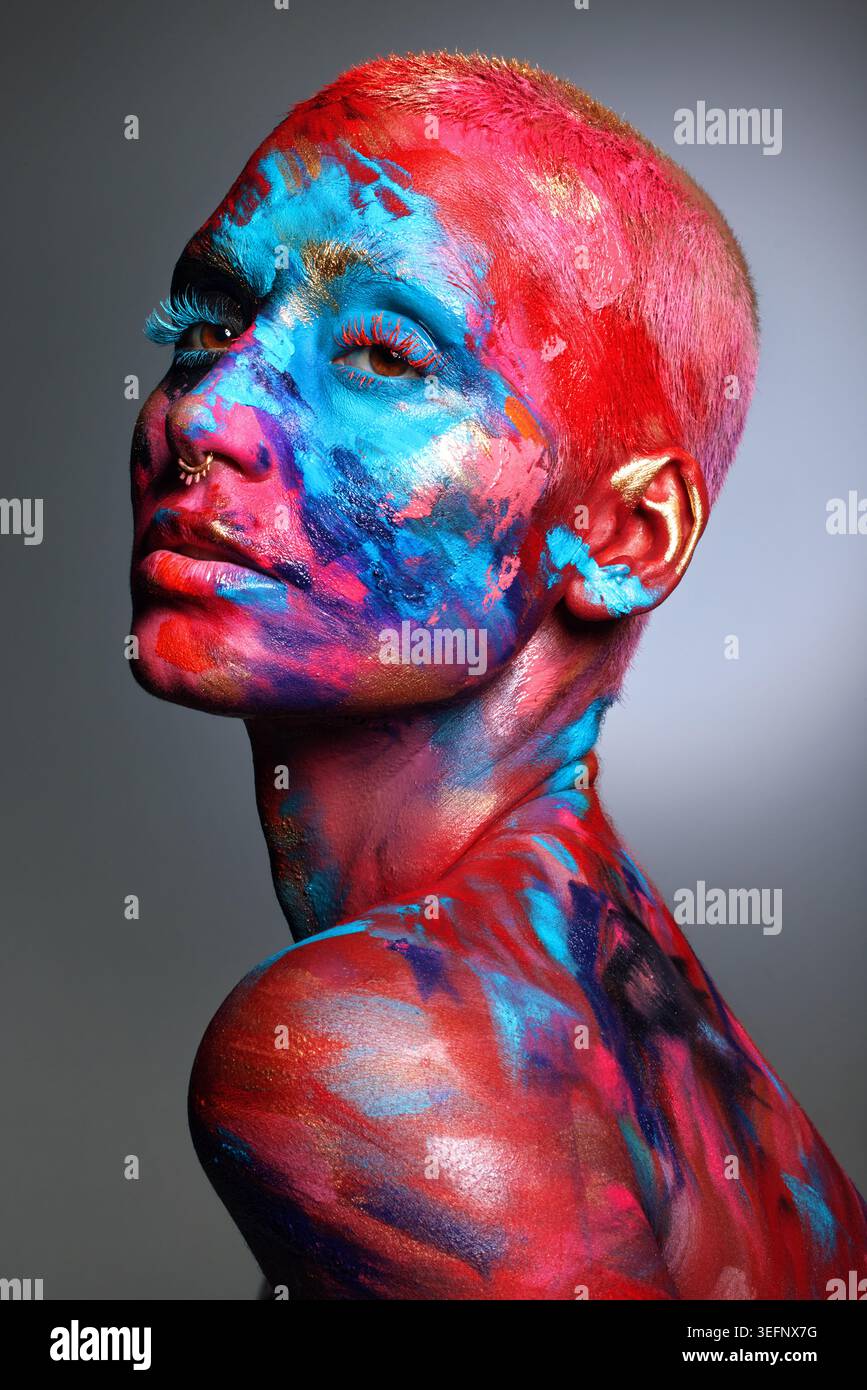 Pensée, cosmétique ou femme avec peinture pour le visage en studio, esthétique artistique ou expression de soi créative. Couleurs uniques et audacieuses et personne avec vision pour Banque D'Images