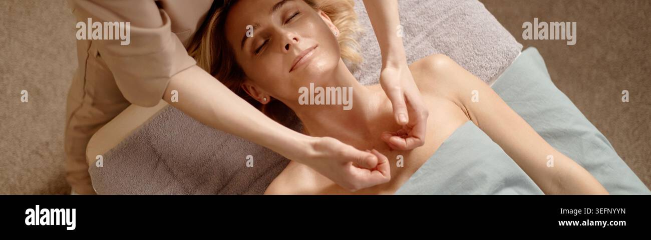 Femme adulte recevant un massage Spa pour le bien-être et la relaxation Banque D'Images