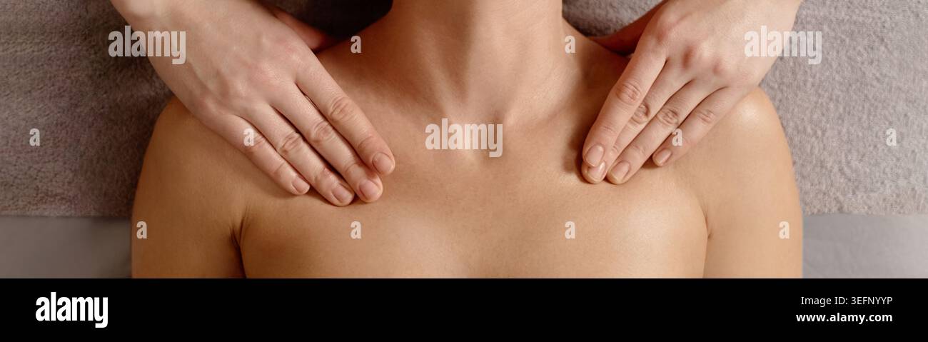 Femme adulte recevant un massage du cou pour le soin Wellness Spa Banque D'Images