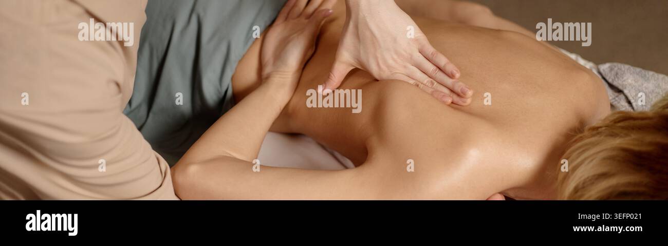 Femme adulte recevant un massage du dos pendant le soin Wellness Spa Banque D'Images