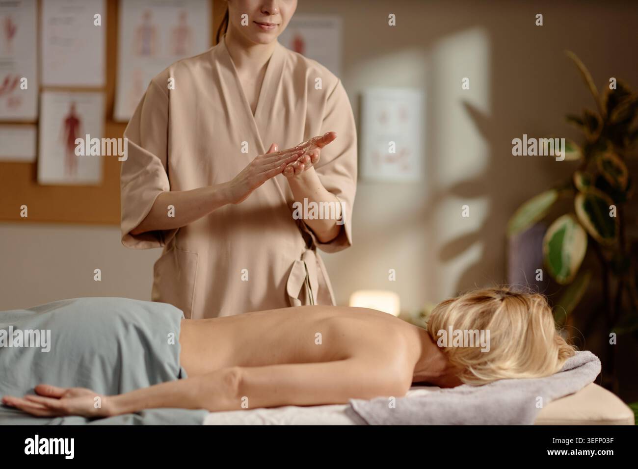 Massothérapeute femme adulte préparant le traitement pour le client Spa Banque D'Images