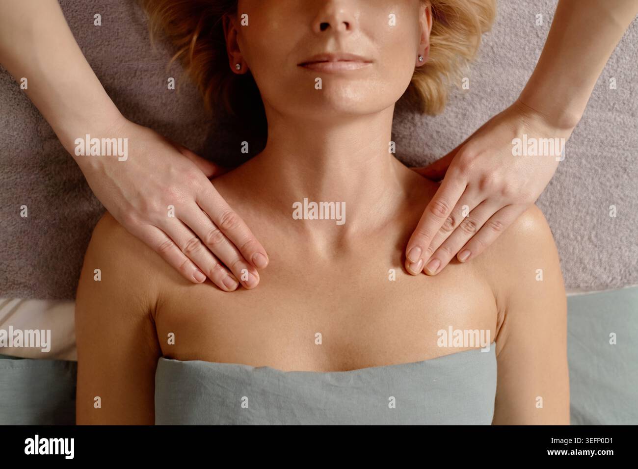 Femme d'âge moyen recevant un massage des épaules pour le spa Wellness Banque D'Images